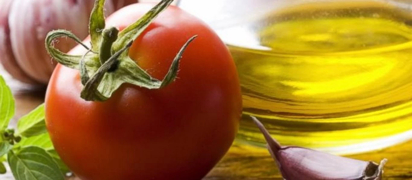 Αυτός είναι ο λόγος που πρέπει να βάζουμε ελαιόλαδο στη ντομάτα μας